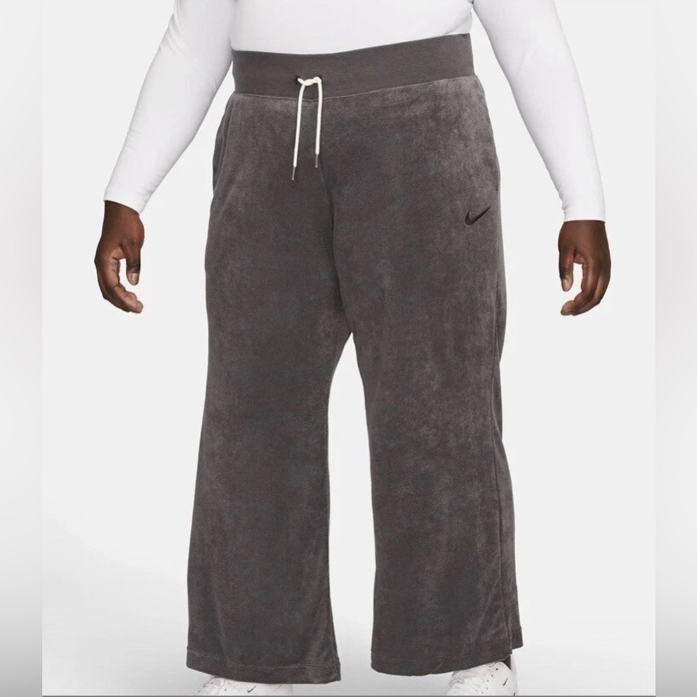 Nike Size 1X Standard Fit High Rise Full Length. New With Tags.